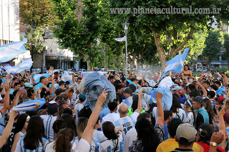 olavarria festejo el pase a cuartos de final de argentina en el mundial